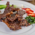 Memasak daging goreng