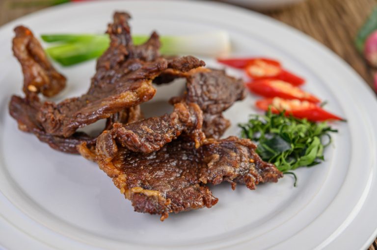 Memasak daging goreng